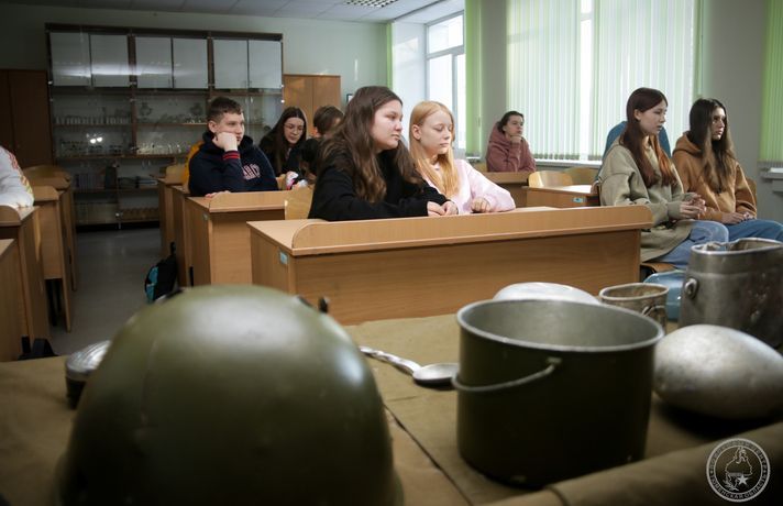 Акция поисковиков «Нам доверена Память» прошла в тюменской гимназии №1