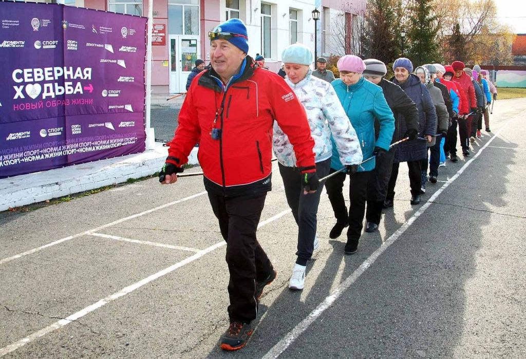 Тюменцев приглашают на бесплатный мастер-класс по скандинавской ходьбе